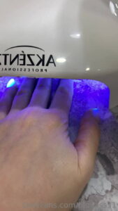 Sabah yaptigim sexting sonrasi azginligim gecmeden tirnaklarimi yaptirmaya gittim